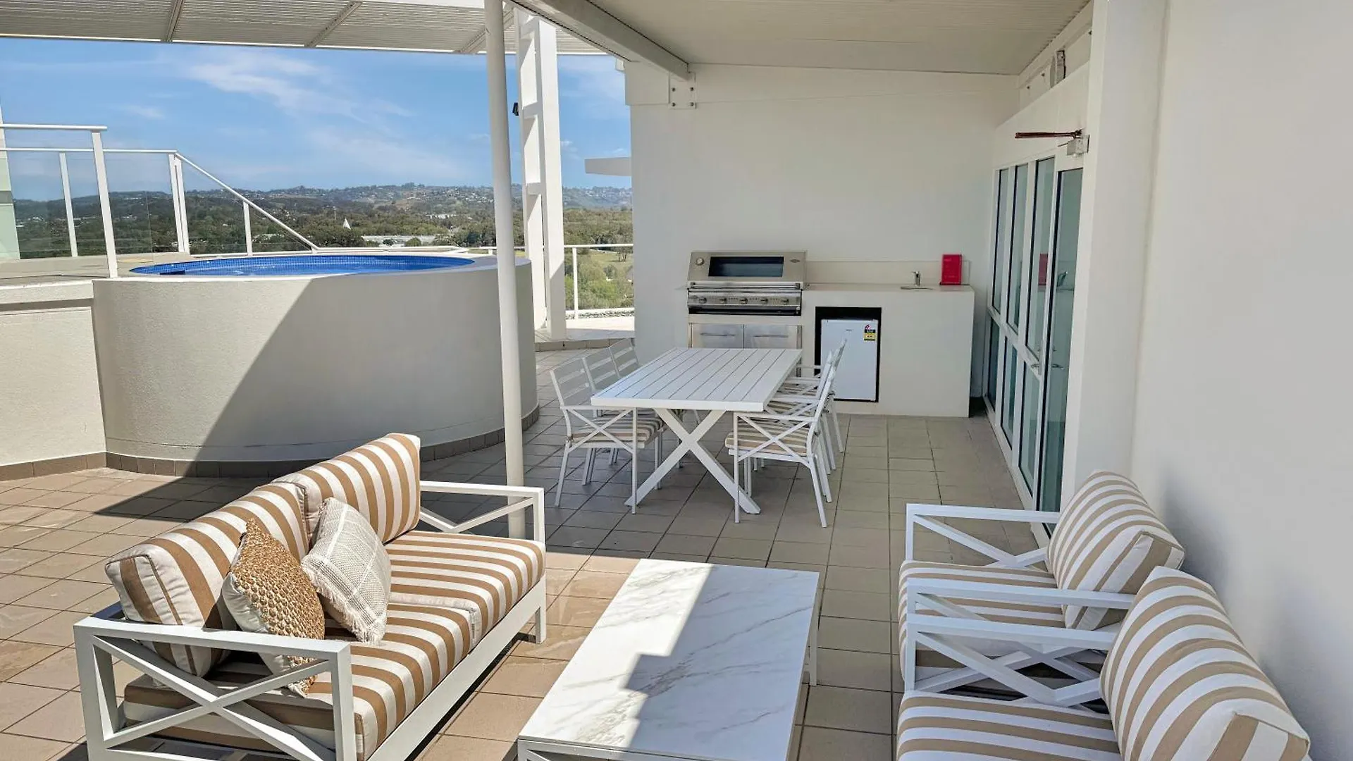 New 2 Level Coastal Luxe Penthouse With Rooftop Gold Coast