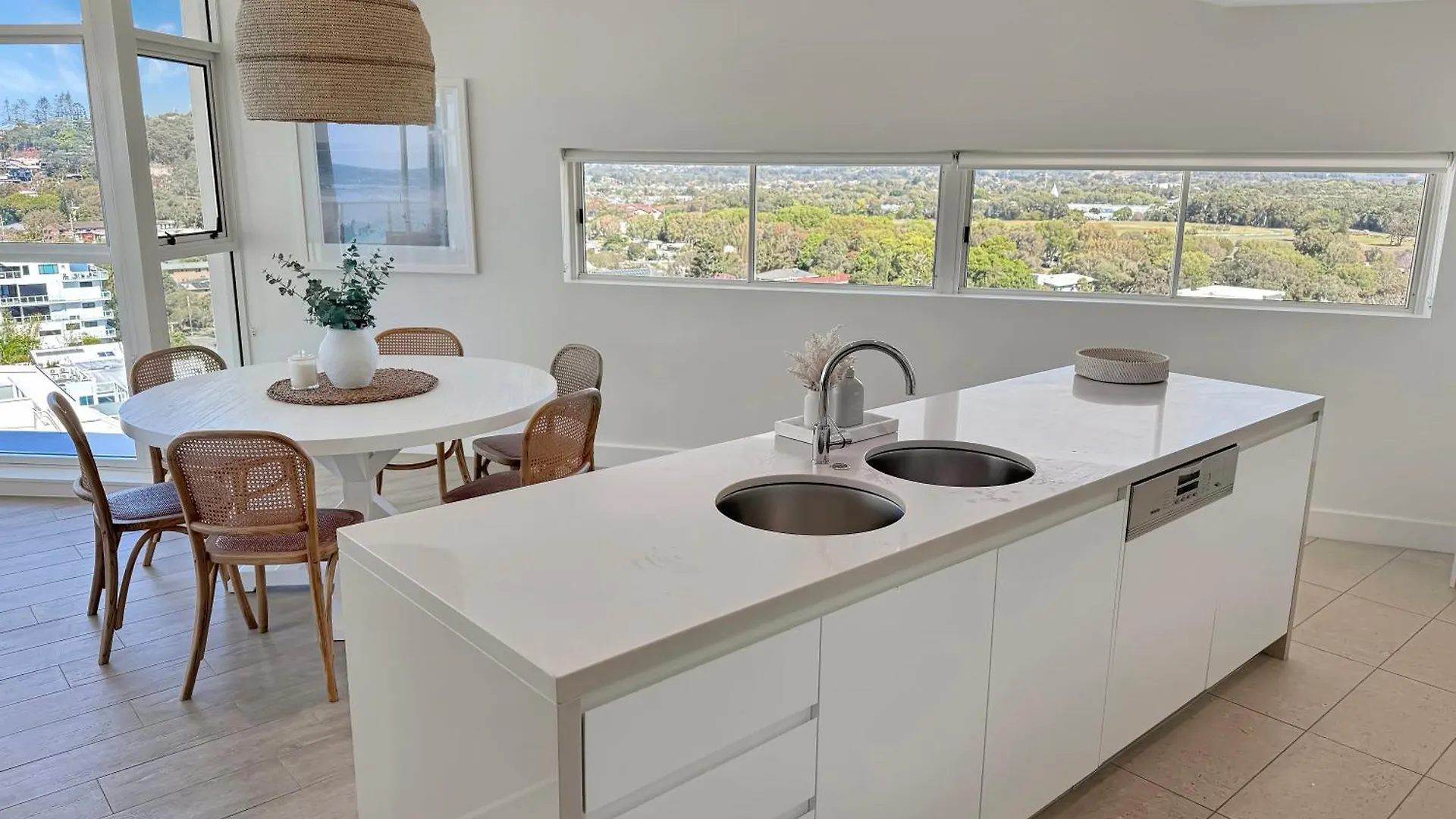 New 2 Level Coastal Luxe Penthouse With Rooftop Gold Coast
