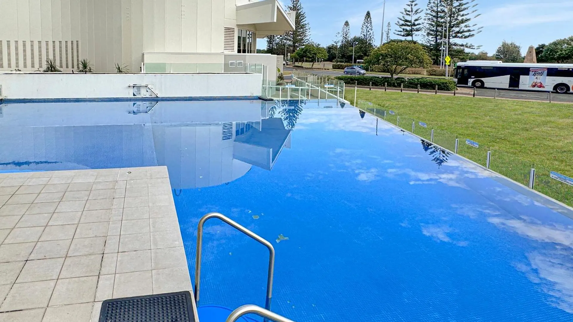 New 2 Level Coastal Luxe Penthouse With Rooftop Gold Coast