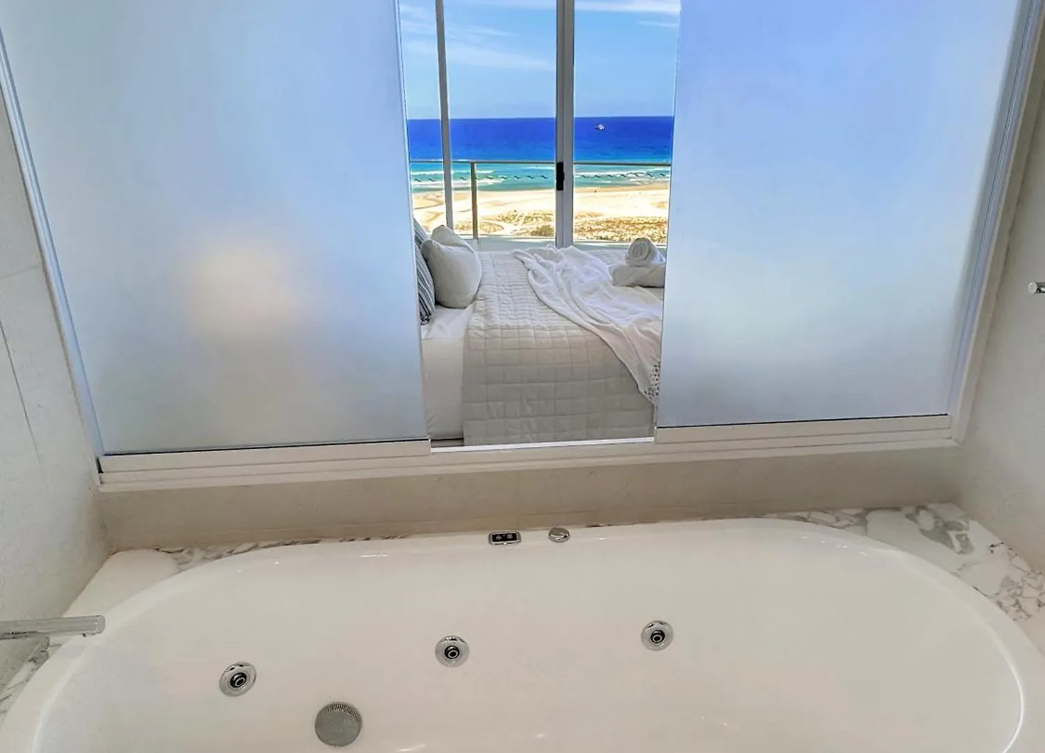New 2 Level Coastal Luxe Penthouse With Rooftop Gold Coast 0*,