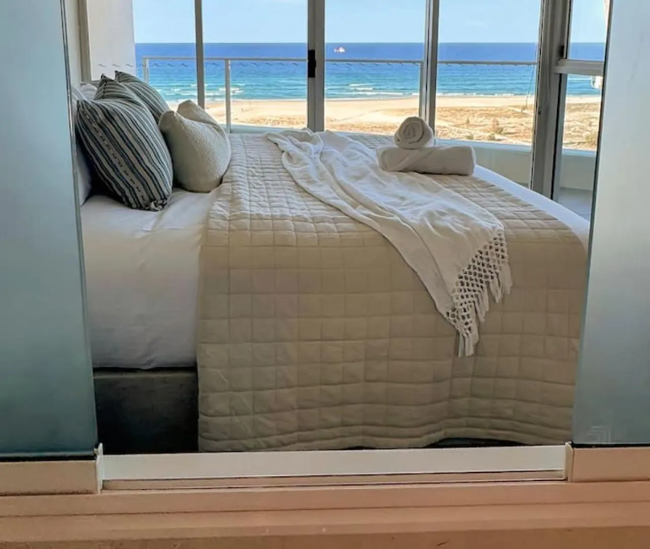 New 2 Level Coastal Luxe Penthouse With Rooftop Gold Coast Apartment