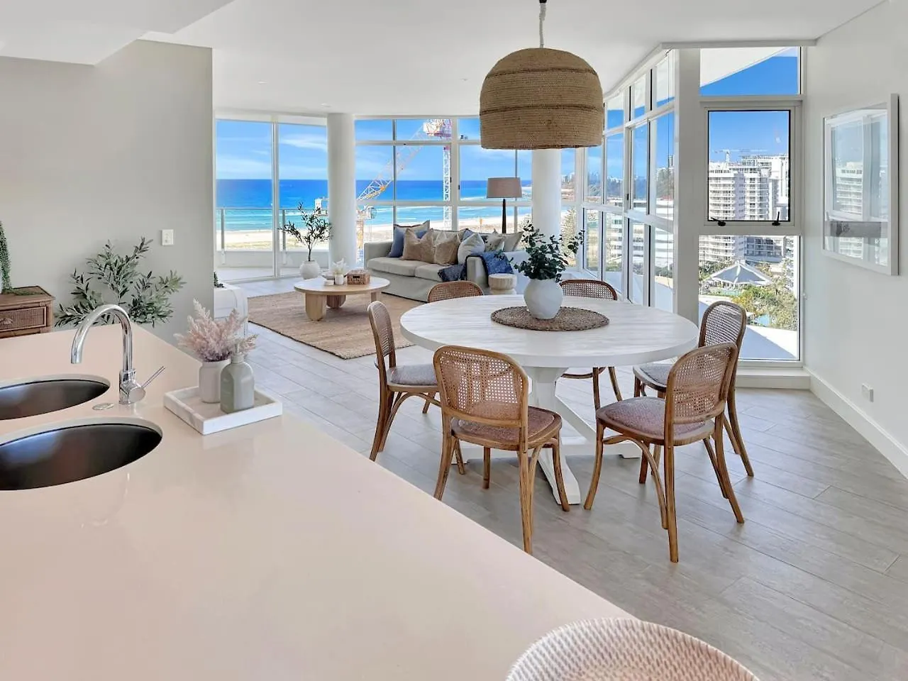 New 2 Level Coastal Luxe Penthouse With Rooftop Gold Coast