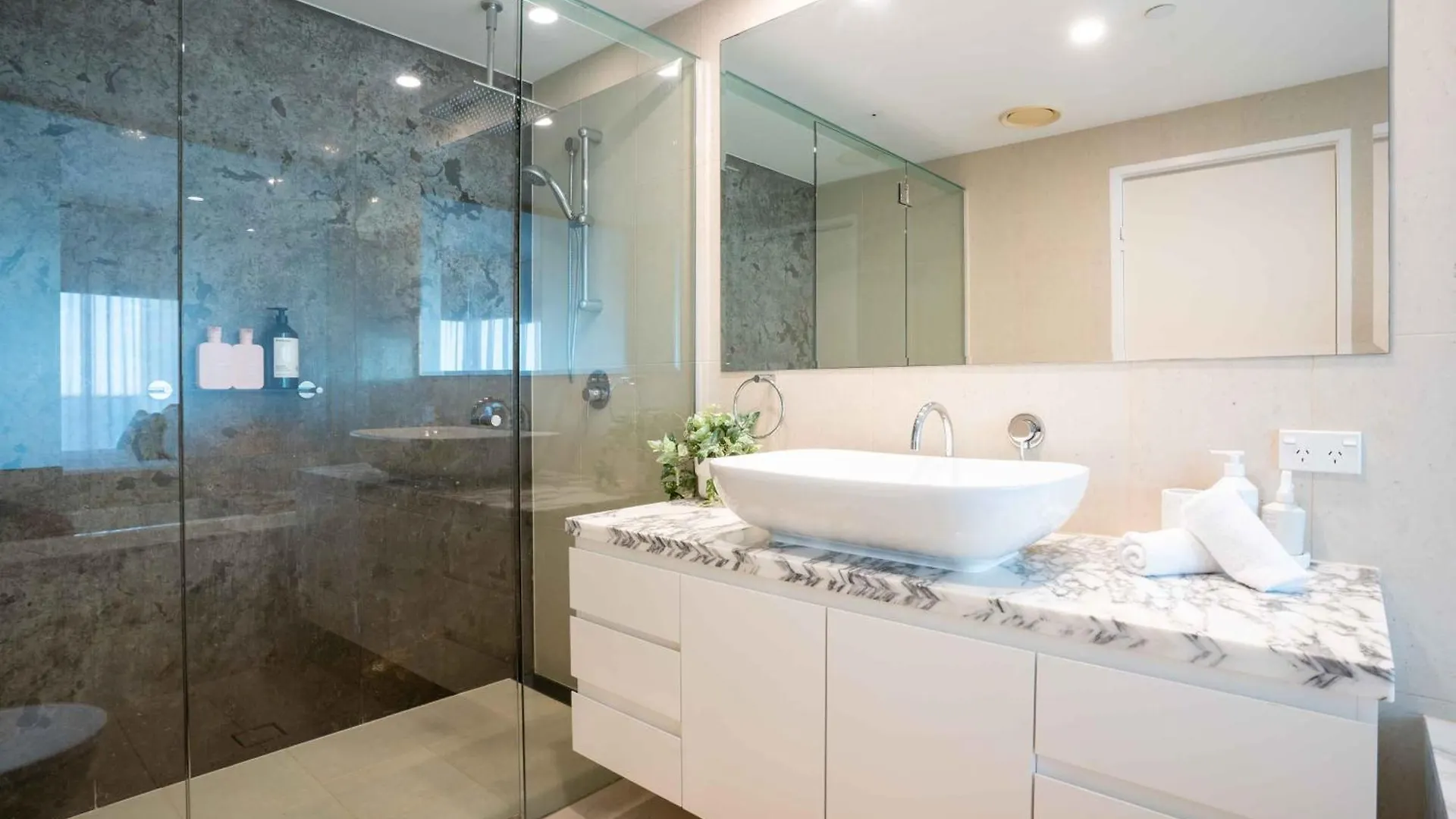 شقة Coastal Penthouse 3Br Luxe Living Over Kirra Beach غولد كوست